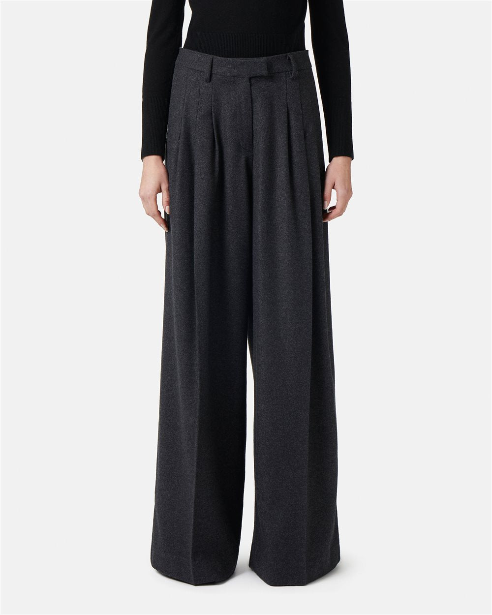 Trousers with pleats