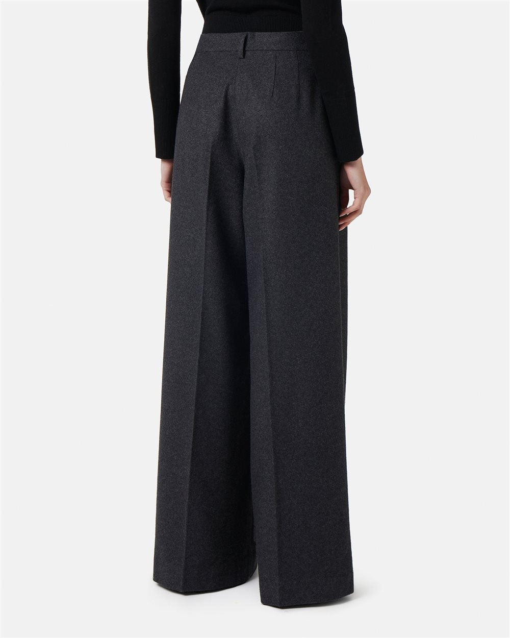 Trousers with pleats