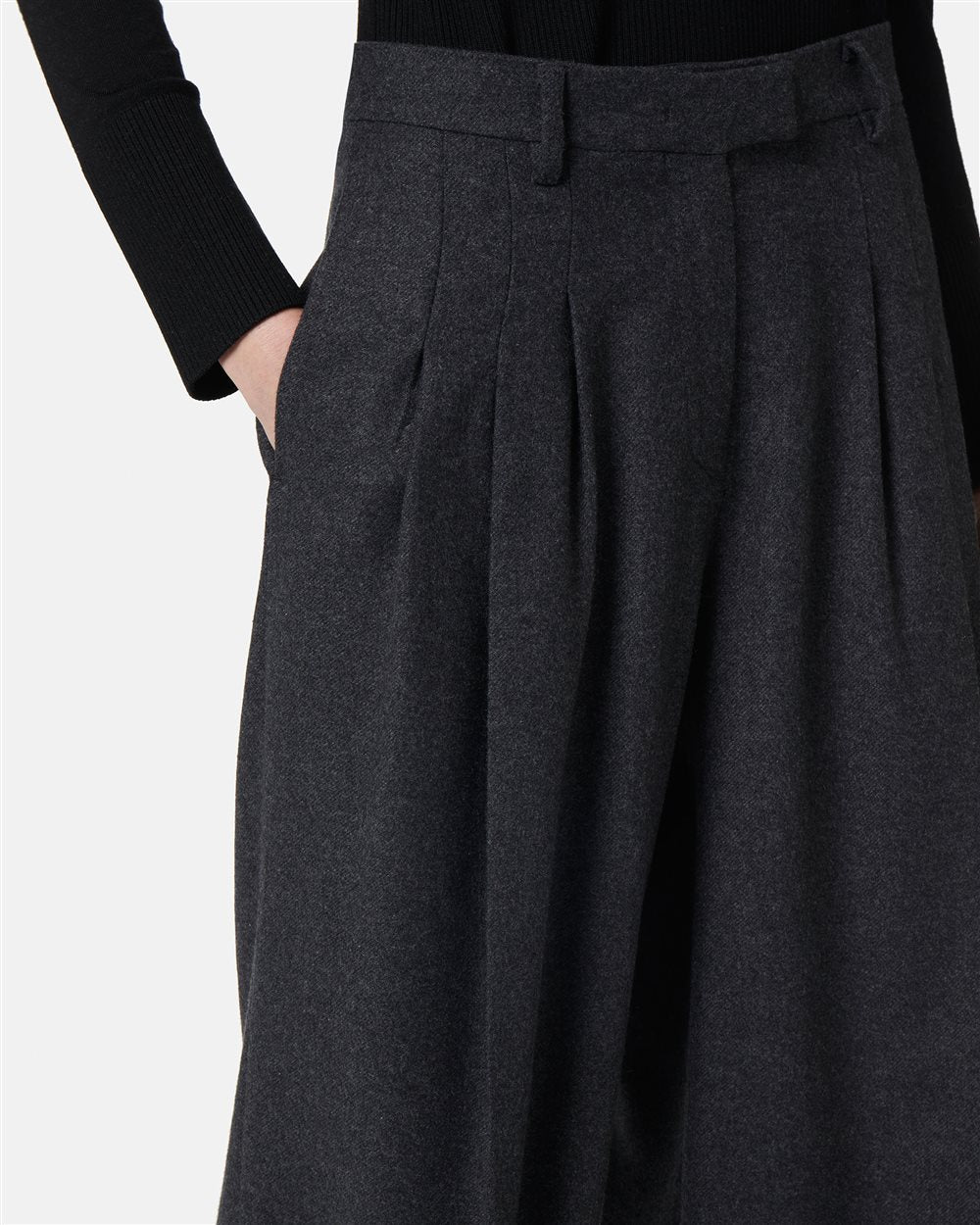 Trousers with pleats